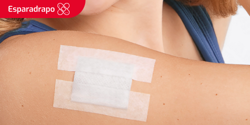 Persona con un varios esparadrapos pegados en el brazo Persona con un varios esparadrapos pegados en el brazo